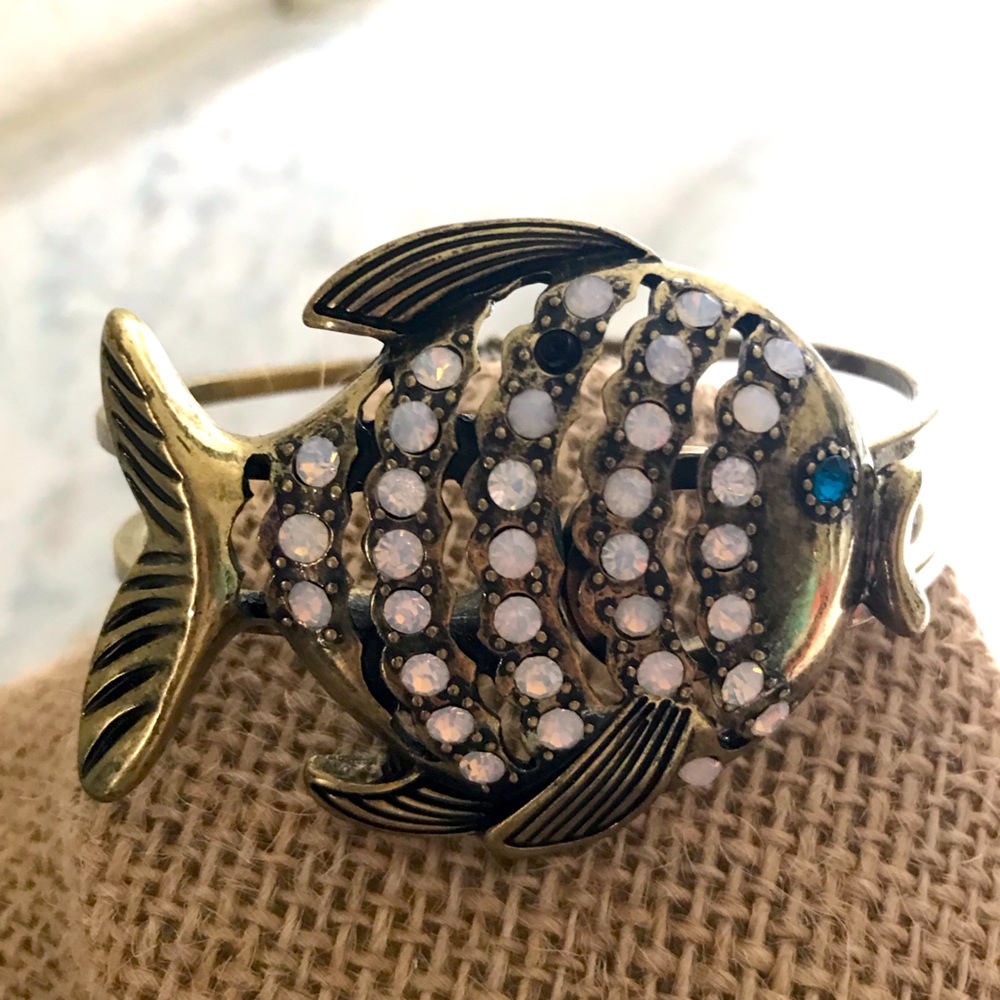 Betsey Johnson Fish Bracelet 🐠💙